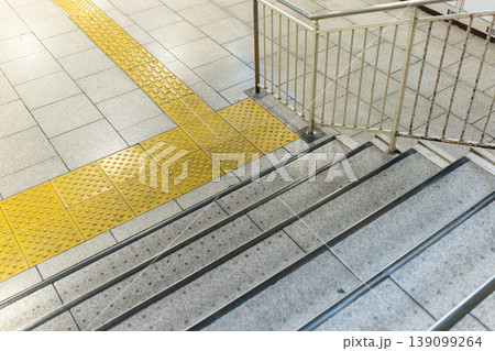 駅の階段と視覚障害者誘導用ブロックの背景素材 駅の階段と視覚障害者誘導用ブロックの背景素材 139099264