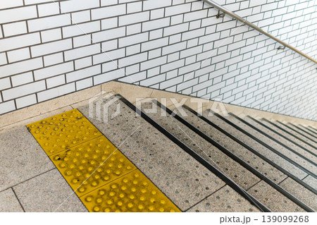 駅の階段と視覚障害者誘導用ブロックの背景素材 駅の階段と視覚障害者誘導用ブロックの背景素材 139099268