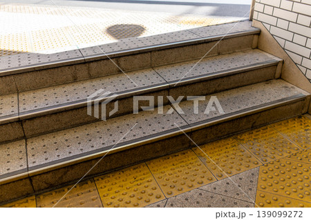 駅の階段と視覚障害者誘導用ブロックの背景素材 駅の階段と視覚障害者誘導用ブロックの背景素材 139099272