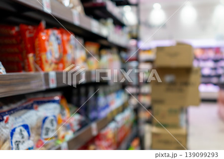 買い物イメージ 抽象的なスーパーの陳列棚 アウトフォーカス 買い物イメージ 抽象的なスーパーの陳列棚 アウトフォーカス 139099293