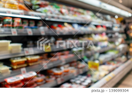 買い物イメージ 抽象的なスーパーの陳列棚 アウトフォーカス 買い物イメージ 抽象的なスーパーの陳列棚 アウトフォーカス 139099304