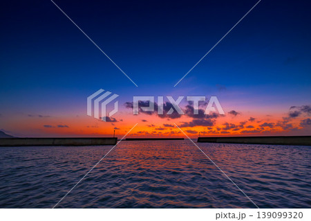 朝焼けに染まる伊野田漁港の海と空が美しい早朝風景 139099320
