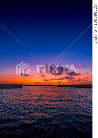 朝焼けに染まる伊野田漁港の海と空が美しい早朝風景 朝焼けに染まる伊野田漁港の海と空が美しい早朝風景 139099325