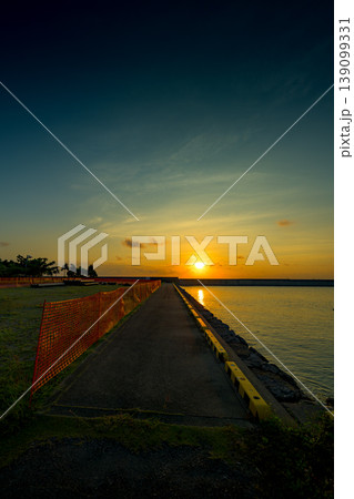朝焼けに染まる伊野田漁港の海と空が美しい早朝風景 朝焼けに染まる伊野田漁港の海と空が美しい早朝風景 139099331
