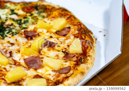 具材たっぷりの焼きたてピザを写した食欲そそるクローズアップ 139099562