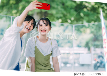 女子旅で自撮りする女性 女子旅で自撮りする女性 139099896
