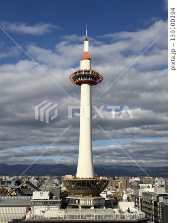 京都タワーと青空 京都市街の風景 日本の観光名所 京都タワーと青空 京都市街の風景 日本の観光名所 139100194