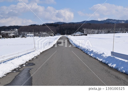 豪雪地方の除雪した道路 139100325