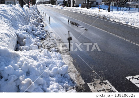 豪雪地方の除雪した道路 139100328