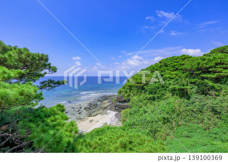 緑に包まれた入り江と青い海が美しい石垣島の夏風景 緑に包まれた入り江と青い海が美しい石垣島の夏風景 139100369