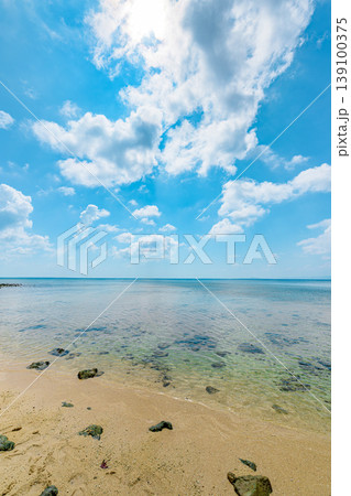 遠浅の海と青空が美しい石垣島大崎ビーチの穏やかな海辺風景 遠浅の海と青空が美しい石垣島大崎ビーチの穏やかな海辺風景 139100375