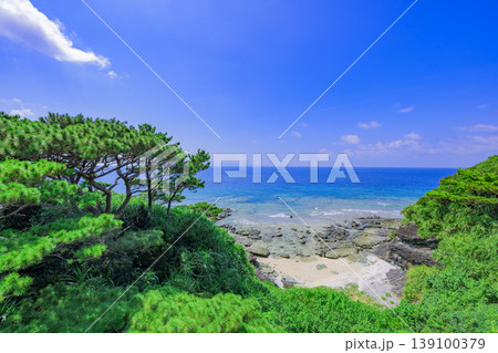 緑に包まれた入り江と青い海が美しい石垣島の夏風景 緑に包まれた入り江と青い海が美しい石垣島の夏風景 139100379