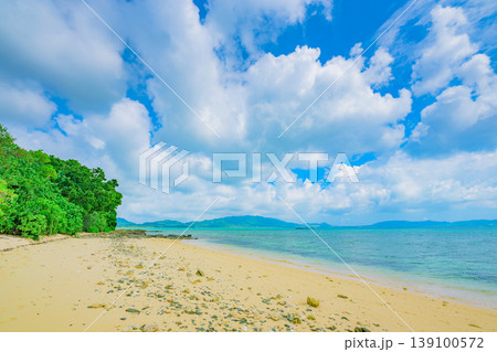 白い雲が広がる石垣島の海辺と砂浜の爽やかな夏風景 白い雲が広がる石垣島の海辺と砂浜の爽やかな夏風景 139100572