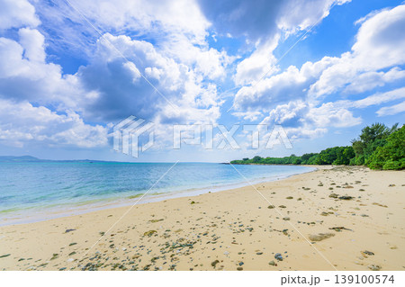 白い雲が広がる石垣島の海辺と砂浜の爽やかな夏風景 白い雲が広がる石垣島の海辺と砂浜の爽やかな夏風景 139100574