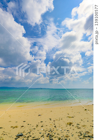 白い雲が広がる石垣島の海と砂浜が美しい爽やかな夏風景 139100577