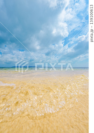 白砂の波打ち際に大きな雲が広がる石垣島の爽やかな海景色 白砂の波打ち際に大きな雲が広がる石垣島の爽やかな海景色 139100613