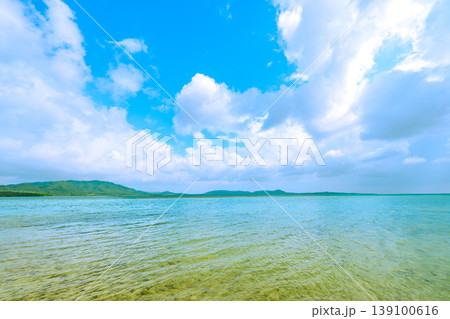 白砂の波打ち際に大きな雲が広がる石垣島の爽やかな海景色 白砂の波打ち際に大きな雲が広がる石垣島の爽やかな海景色 139100616
