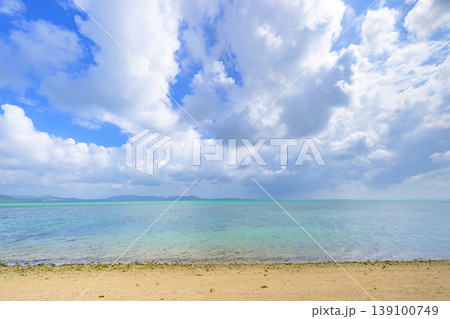 浅瀬の透明感と青空が美しい石垣島の静かな夏の海景色 139100749