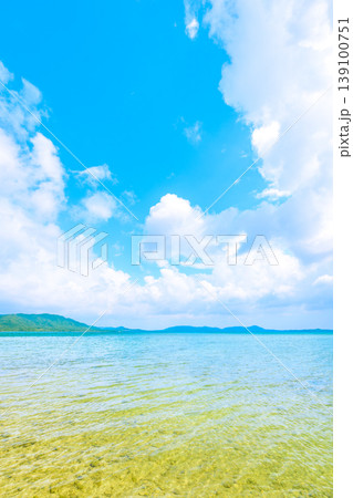 浅瀬の透明感と青空が美しい石垣島の静かな夏の海景色 浅瀬の透明感と青空が美しい石垣島の静かな夏の海景色 139100751