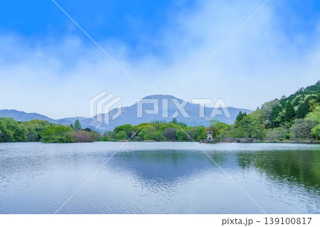 伊吹山を望む新緑に囲まれた三島池の春の風景 伊吹山を望む新緑に囲まれた三島池の春の風景 139100817