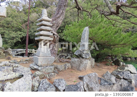 山口県萩市 厳島神社と海の魚が泳ぐ不思議な海水湖「明神池」の風景 山口県萩市 厳島神社と海の魚が泳ぐ不思議な海水湖「明神池」の風景 139100867