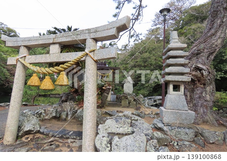 山口県萩市 厳島神社と海の魚が泳ぐ不思議な海水湖「明神池」の風景 139100868