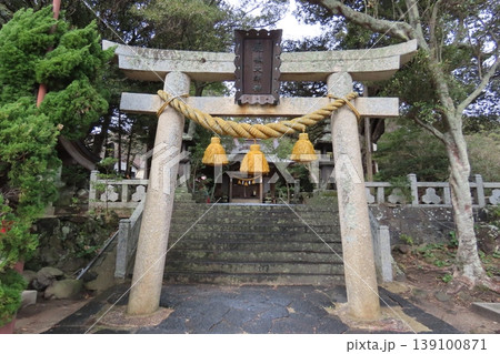 山口県萩市 厳島神社と海の魚が泳ぐ不思議な海水湖「明神池」の風景 山口県萩市 厳島神社と海の魚が泳ぐ不思議な海水湖「明神池」の風景 139100871