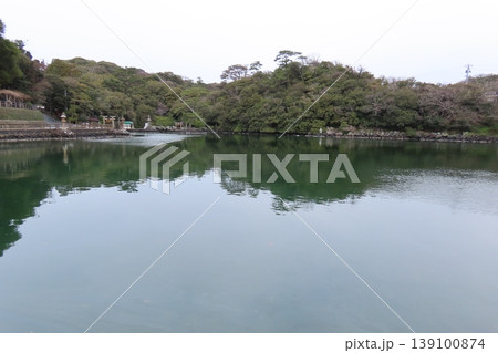 山口県萩市 厳島神社と海の魚が泳ぐ不思議な海水湖「明神池」の風景 山口県萩市 厳島神社と海の魚が泳ぐ不思議な海水湖「明神池」の風景 139100874