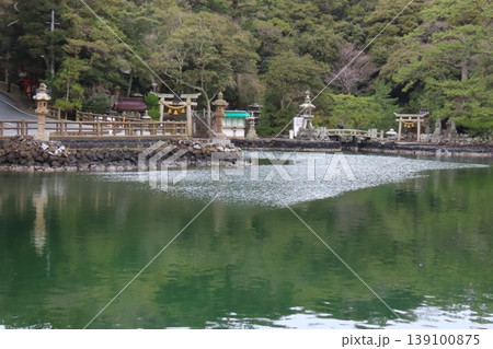 山口県萩市 厳島神社と海の魚が泳ぐ不思議な海水湖「明神池」の風景 139100875