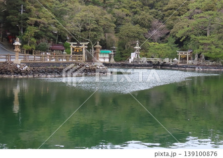 山口県萩市 厳島神社と海の魚が泳ぐ不思議な海水湖「明神池」の風景 139100876
