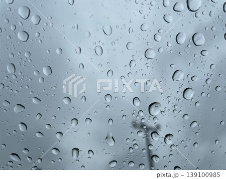 雨の日の窓ガラスに付いた水滴と曇り空の背景テクスチャ素材 雨の日の窓ガラスに付いた水滴と曇り空の背景テクスチャ素材 139100985