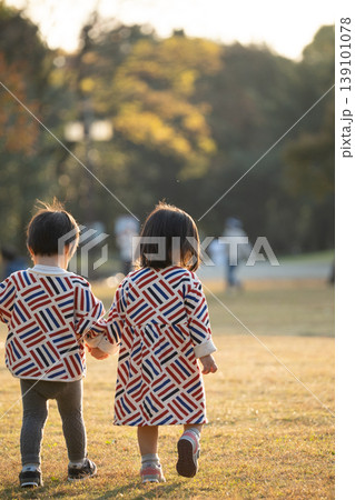 公園で遊ぶ子供 139101078