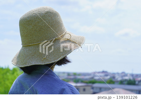 ハットをかぶった女性の後ろ姿 ハットをかぶった女性の後ろ姿 139101226