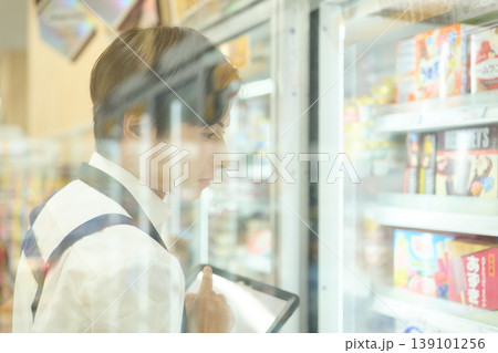 スーパーマーケットの在庫管理をする男性 139101256