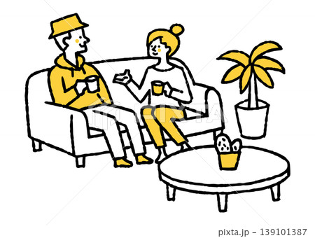 リビングでくつろぐ30代夫婦_色 139101387