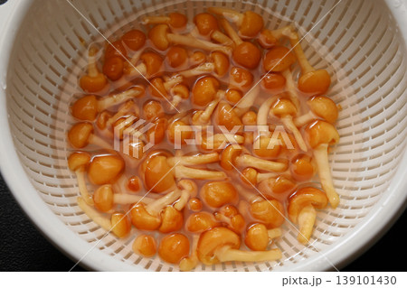 水につけたなめこ 139101430