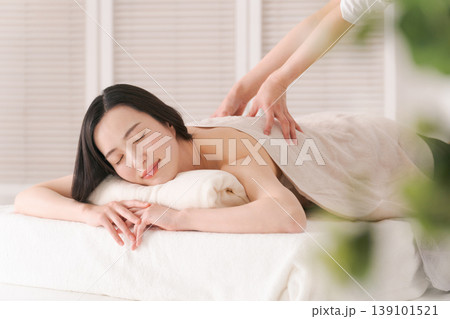 エステで施術を受ける女性 139101521