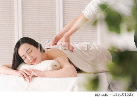 エステで施術を受ける女性 139101522