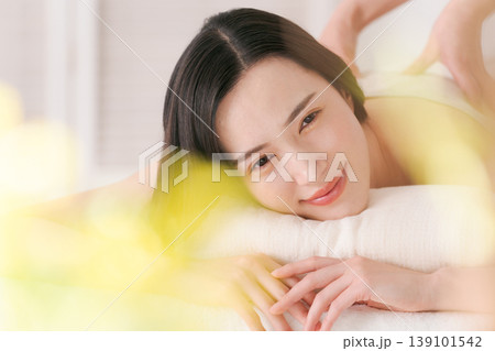 エステで施術を受ける女性 139101542
