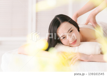 エステで施術を受ける女性 139101545