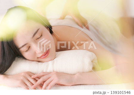 エステで施術を受ける女性 139101546