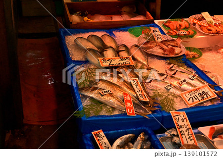 とれたて新鮮!市場に並んだ鮮魚 とれたて新鮮!市場に並んだ鮮魚 139101572