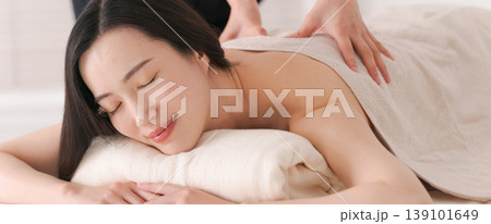 エステで施術を受ける女性（バナー） 139101649
