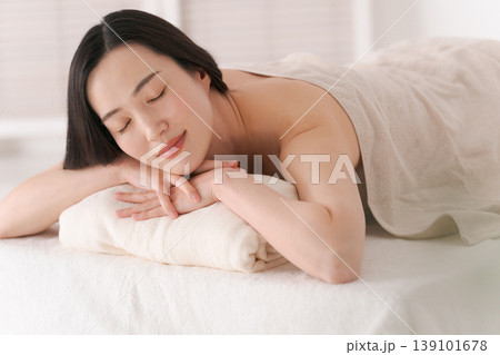 エステの施術を受ける女性 エステの施術を受ける女性 139101678