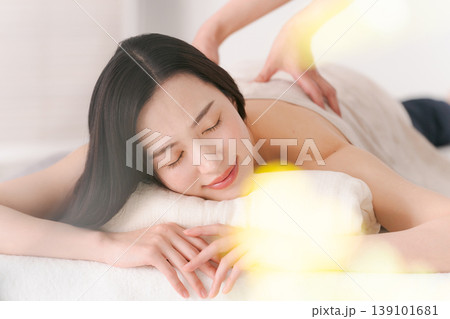 エステの施術を受ける女性 エステの施術を受ける女性 139101681