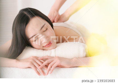 エステの施術を受ける女性 139101683