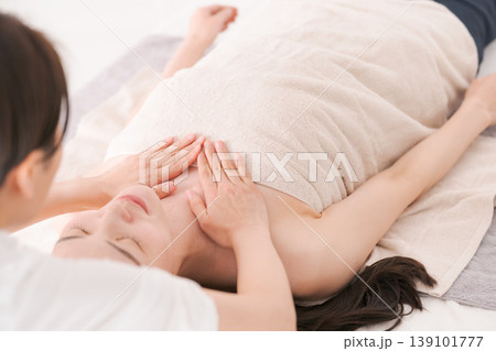 エステで施術を受ける女性 139101777