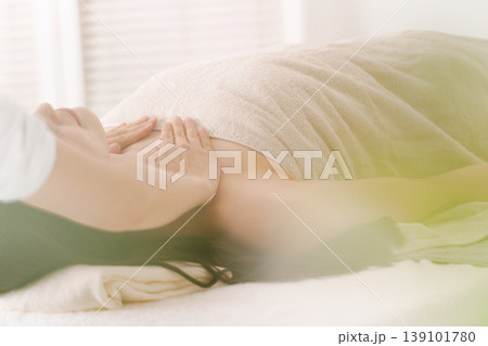 エステで施術を受ける女性 エステで施術を受ける女性 139101780