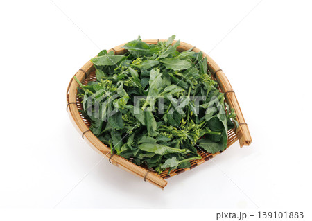 ザルに盛られた新鮮なかき菜 ザルに盛られた新鮮なかき菜 139101883