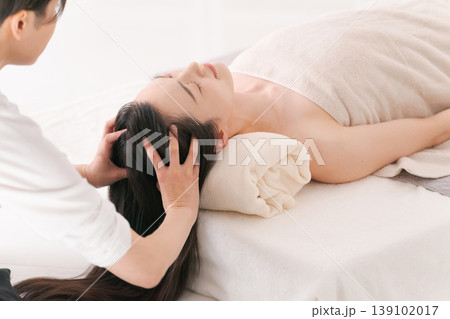 ヘッドスパ施術を受ける女性 139102017